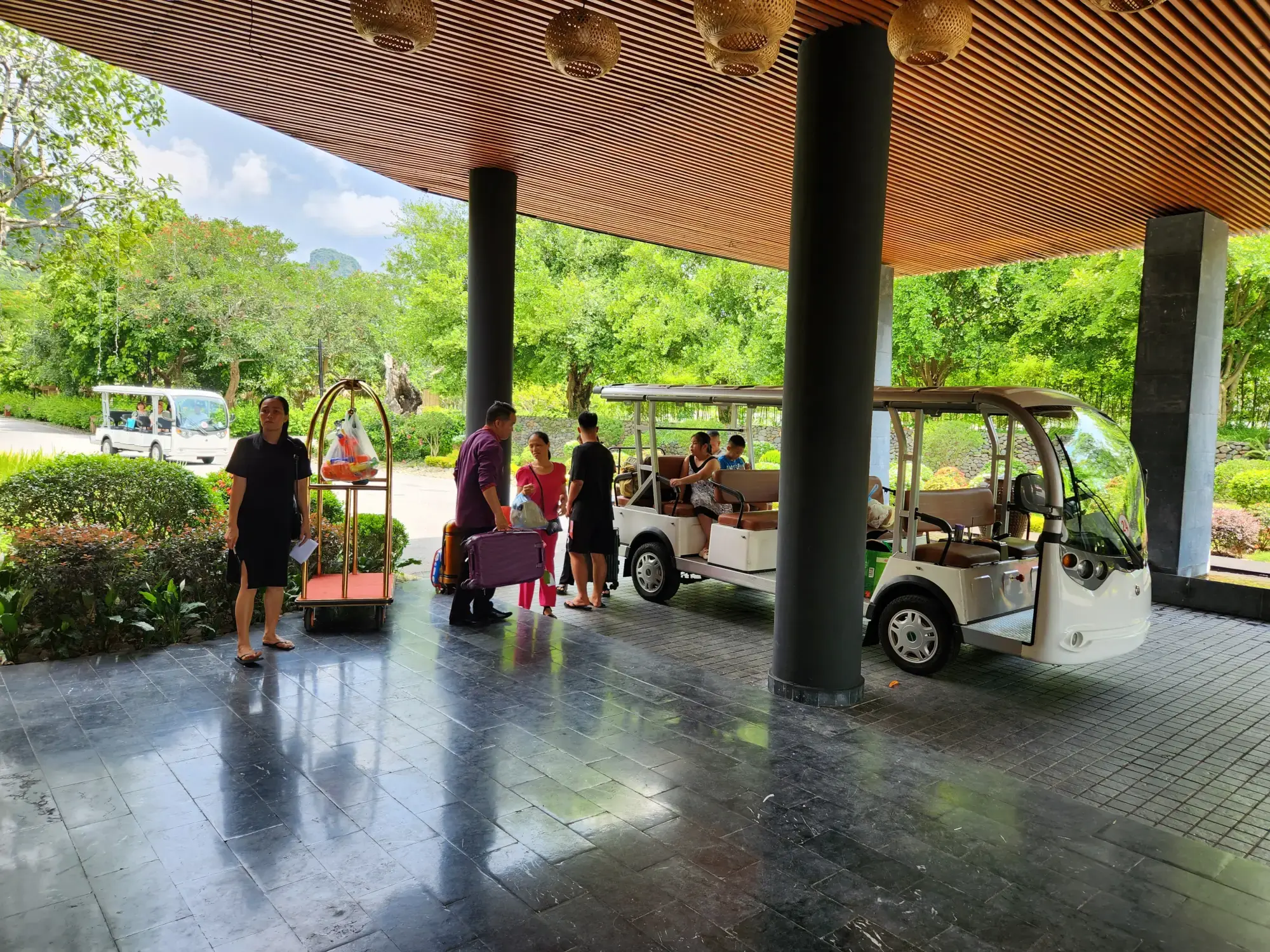 Serena Kim Boi entrance