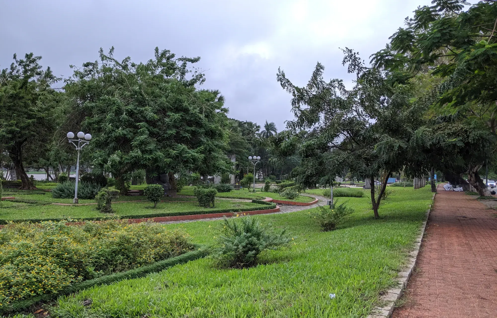 Walking to the Imperial Citadel Walking to the Imperial Citadel