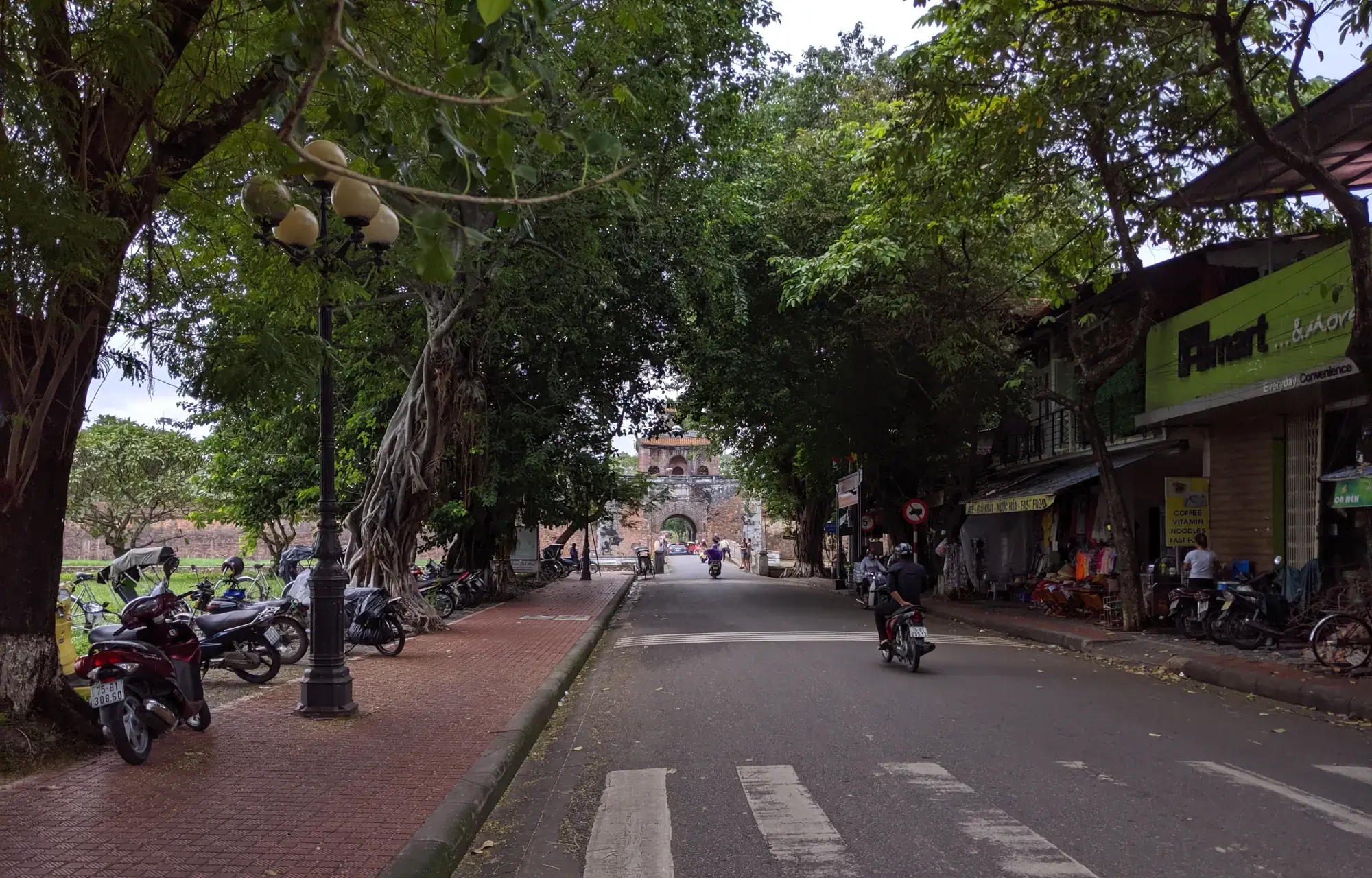 Walking to the Imperial Citadel Walking to the Imperial Citadel