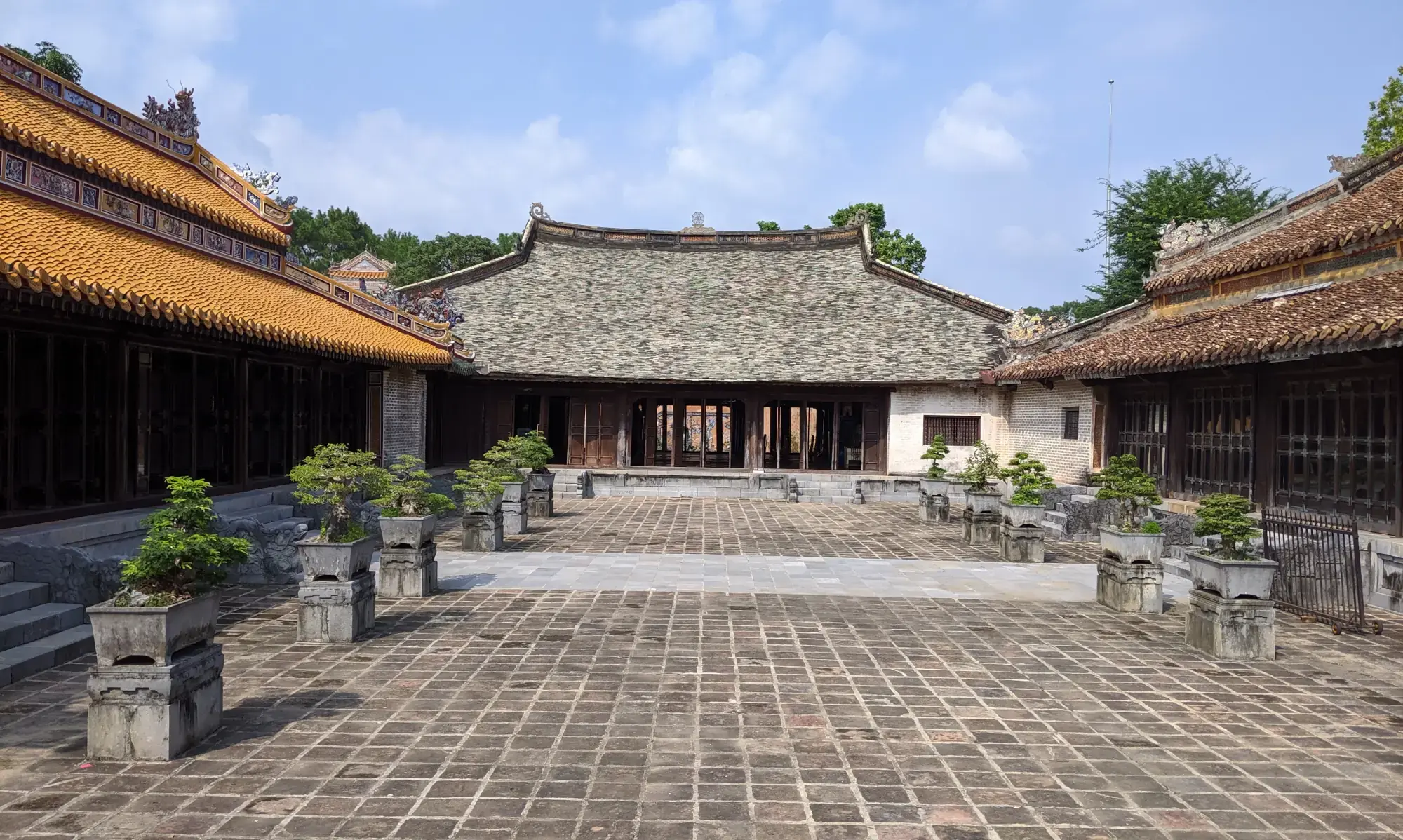 Tu Duc tomb - Palace courtyard Tu Duc tomb - Palace courtyard
