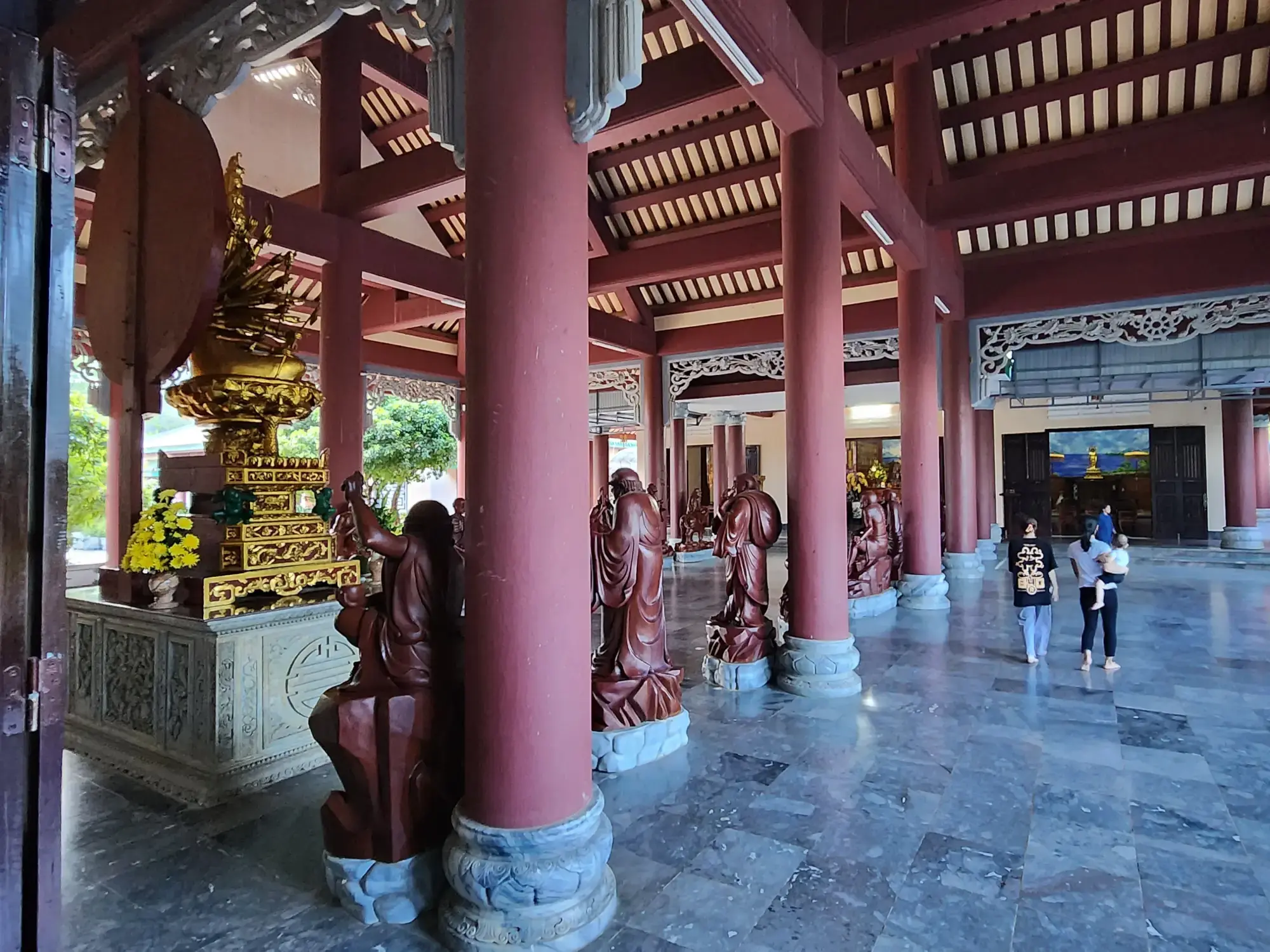 Linh Ung Pagoda - Main hall Linh Ung Pagoda - Main hall
