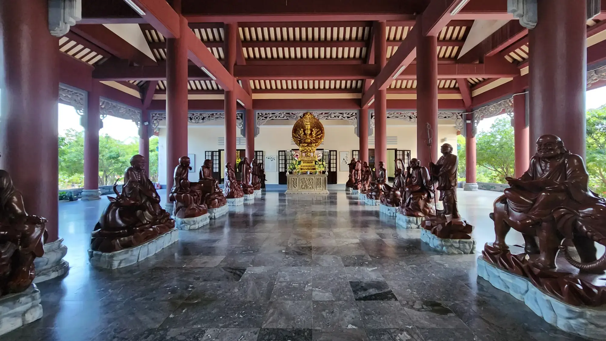 Linh Ung Pagoda - Main hall Linh Ung Pagoda - Main hall